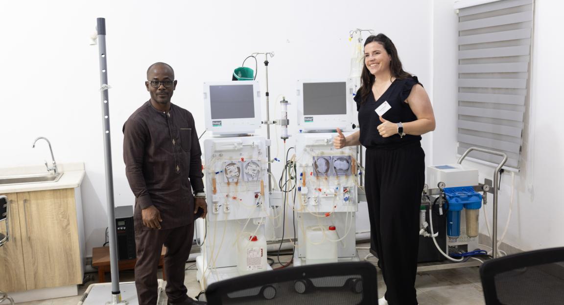 Petty Tanghanwaye und Hannah Bäumgen (B.Braun SE) beim Projektbesuch des develoPPP-Projekts im Rahmen der AFRIKA KOMMT! Exposure Tour für AK!-Partnerunternehmen nach Ghana 2025