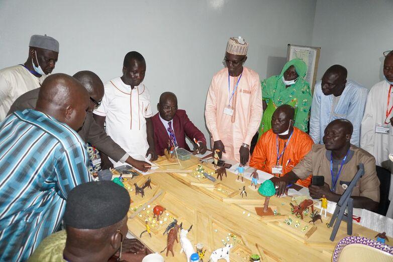 Plusieurs personnes participent à un jeu de simulation.