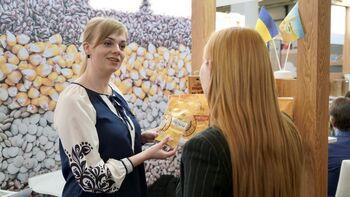 Підприємець демонструє свою продукцію відвідувачці під час ярмарку.