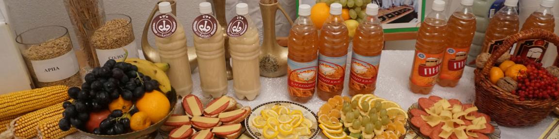 Auf einem Tisch stehen Lebensmittel, die vom Berufscollege für Technik und Wirtschaft in Kara Balta (Kirgisistan) hergestellt werden. © GIZ / Khalil Kadzhiev.