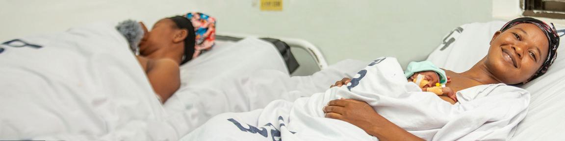 Eine Mutter mit ihrem Neugeborenen nach der Geburt.