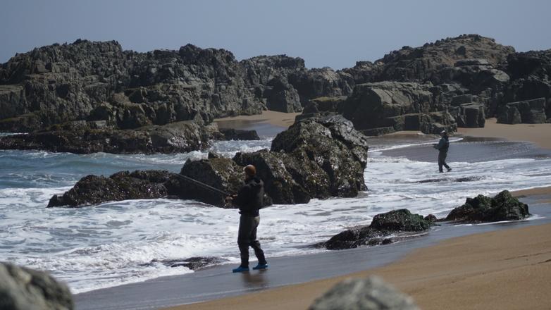 Zwei Personen angeln an einem Meeresstrand. © GIZ / Marco Ruiz Serkovic