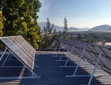 Brasilien. Photovoltaikanlage auf dem Dach des Berufsbildungszentrums CEFET, im Hintergrund das Maracanã-Stadion (Créditos: Assessoria de Comunicação da Secretaria de Desenvolvimento Econômico) © GIZ