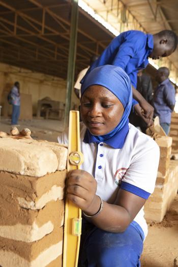 Apprentie en maçonnerie  (Copyright (Aminata Nimaga/GIZ)