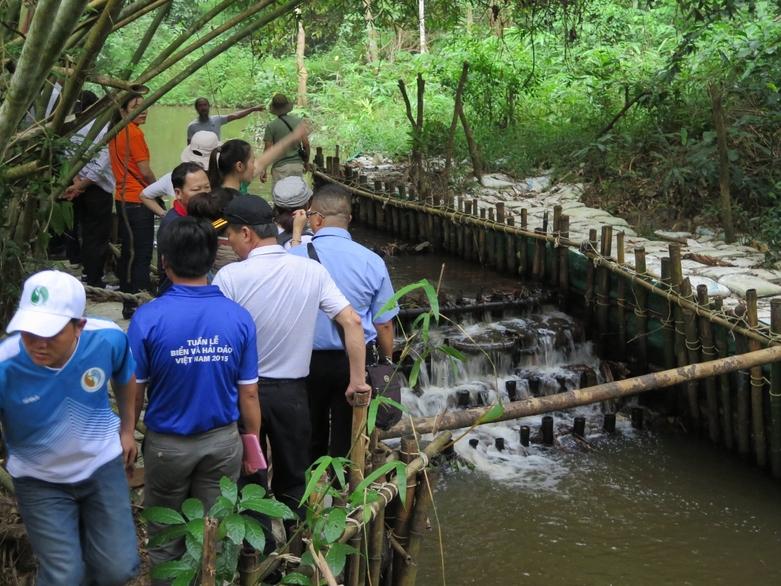 Besuch eines sogenannten „lebenden Wehres“, das von der Zivilbevölkerung entwicklt wurde und nur aus organischen Materialen besteht und Fischdurchlässig ist. Foto: GIZ