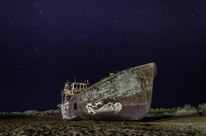 Fischerboot im ausgetrockneten Aralsee Boden
