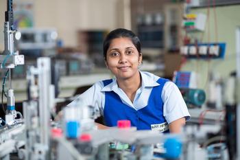 Eine Frau arbeitet im Labor.