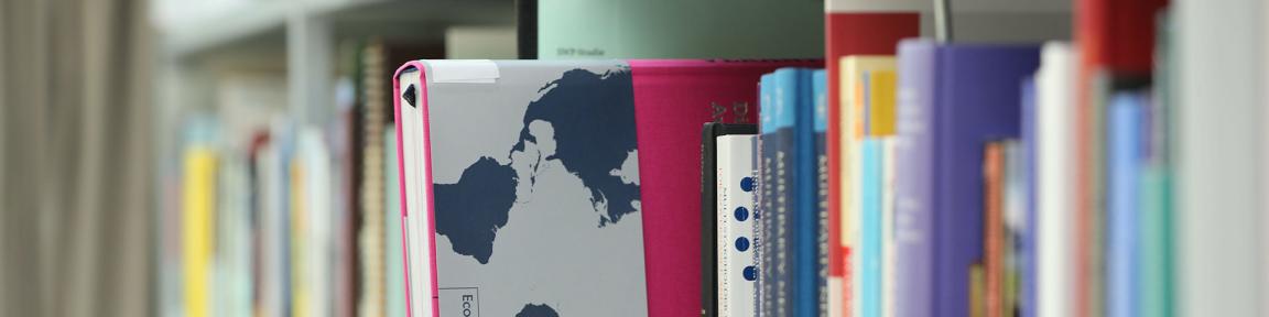 Bücher in einem Bibliotheksregal