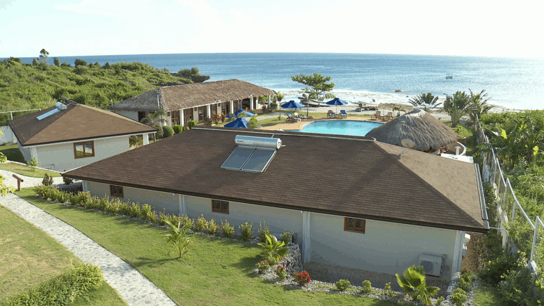 Philippines. A resort with solar water heater installation © GIZ