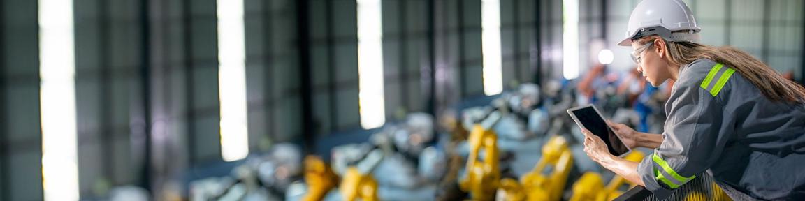 Eine Hütte steht in einer hügeligen, teilweise begrünten Landschaft.