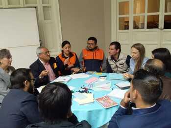 Un grupo de personas en una mesa redonda.