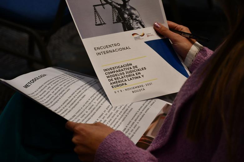 A person holding a report in their hands © Valeria Molina Daza & Jessica Lozada