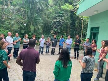 People are standing in a circle and create a net.