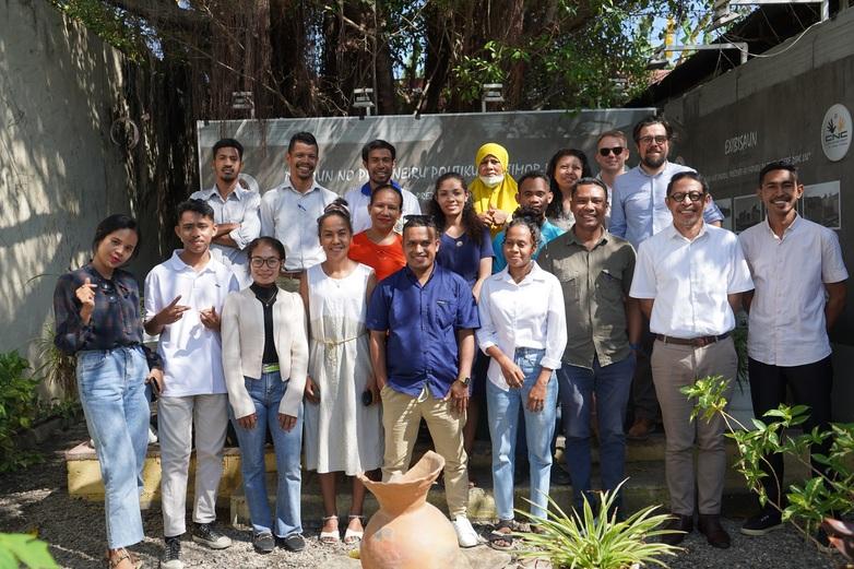 Eine Gruppe von Menschen posiert für ein Foto.