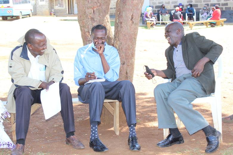 Ausgelassene Unterhaltung.