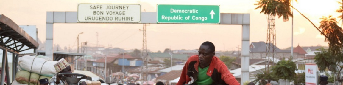 Des personnes se tiennent autour d'un grand marché avec beaucoup de monde.