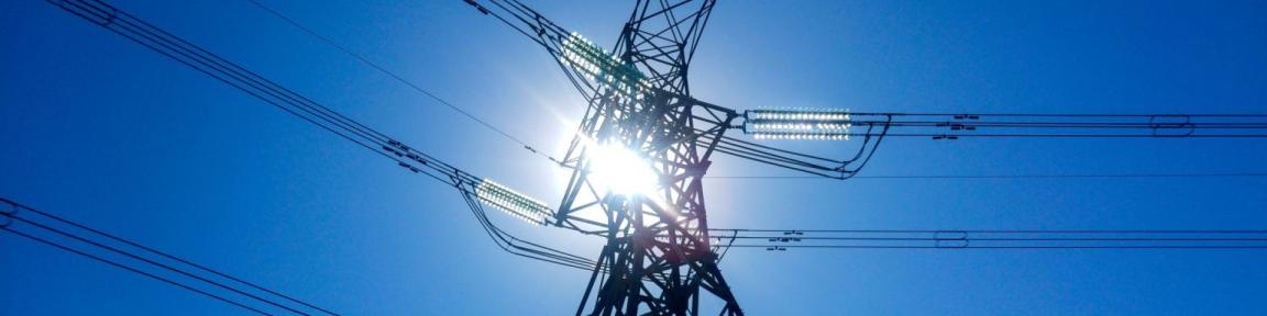 Eine Hochspannungsleitung, die sich über den klaren blauen Himmel zieht.