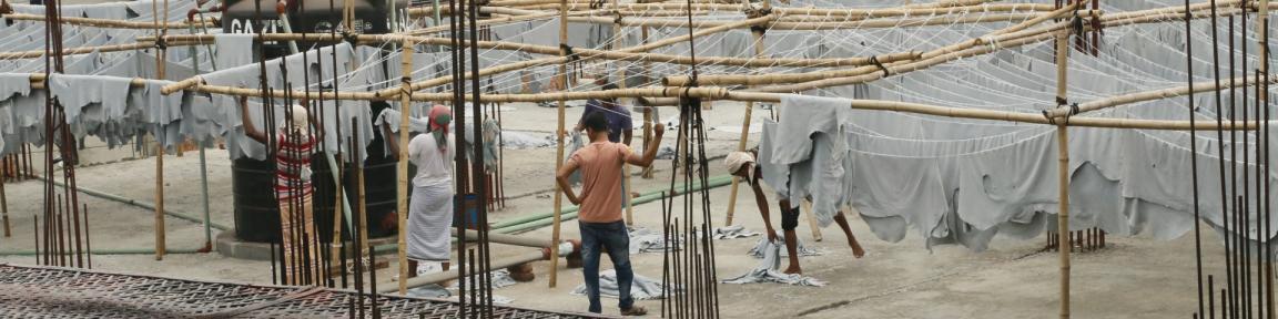 Arbeitende hängen Leder zum Trocknen auf Wäscheleinen auf. © GIZ/Vicotria Hohenhausen