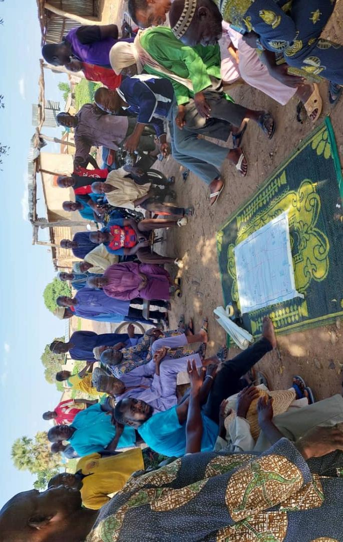 Eine Gruppe versammelt sich um eine Landkarte.