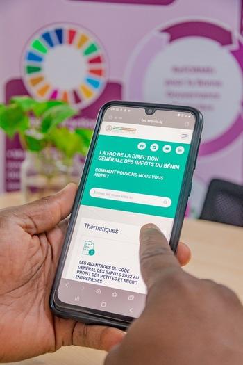 Un téléphone portable dont l’écran affiche la FAQ de la Direction générale des impôts du Bénin.