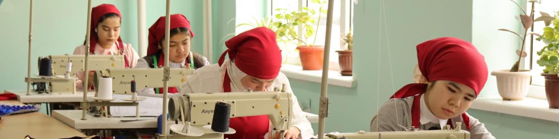 Berufsschülerinnen arbeiten an Nähmaschinen.