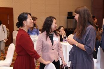 2024 IKI 交流研讨会上三位女性正在交谈