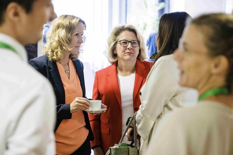 Conference delegates share some interesting thoughts with Ministers Steffi Lemke (BMUV) and Svenja Schultz (BMZ).  Copyright: Felix Zahn / photothek.de