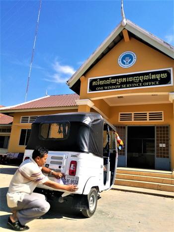 Am Bürgerservice-Schalter werden neue Nummernschilder ausgegeben