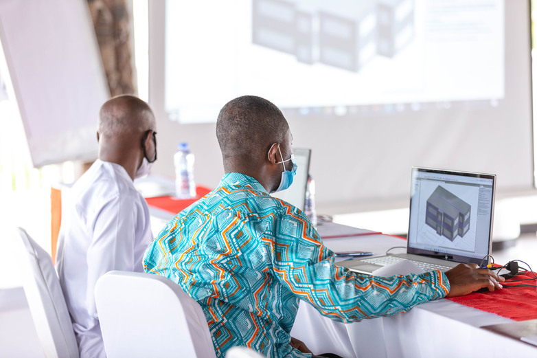 Workshop participants model energy efficiency measures in buildings using a computer program. Copyright: GIZ