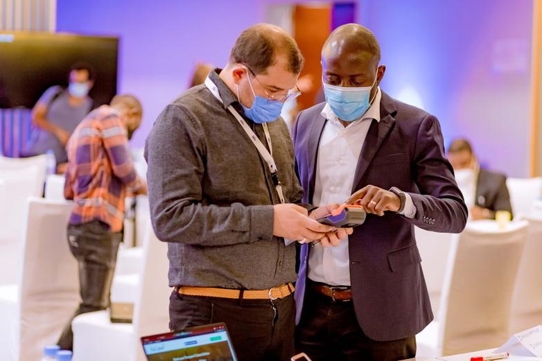 Teilnehmer*innen und Mentor*innenunterhalten sich beim Bootcamp des Smart Cities Innovation Programmes in Kigali, Ruanda, im November 2021. © GIZ / Serge Marlon Muhizi