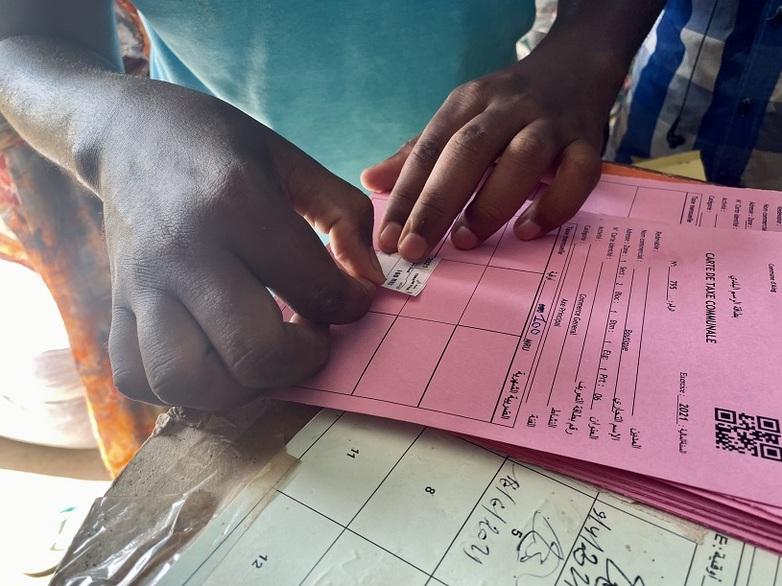 Les timbres fiscaux numériques accroissent la transparence des taxes locales et améliorent l’efficacité des autorités fiscales locales. Copyright GIZ