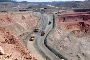 Vans travelling through an area in which natural resources are extracted. Copyright: GIZ