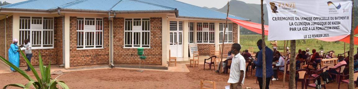 Vor dem One Stop Centre in Kaziba, Süd-Kivu, das gewaltbetroffene Frauen unterstützt, findet die Übergabe des Gebäudes an die Panzi-Stiftung statt.