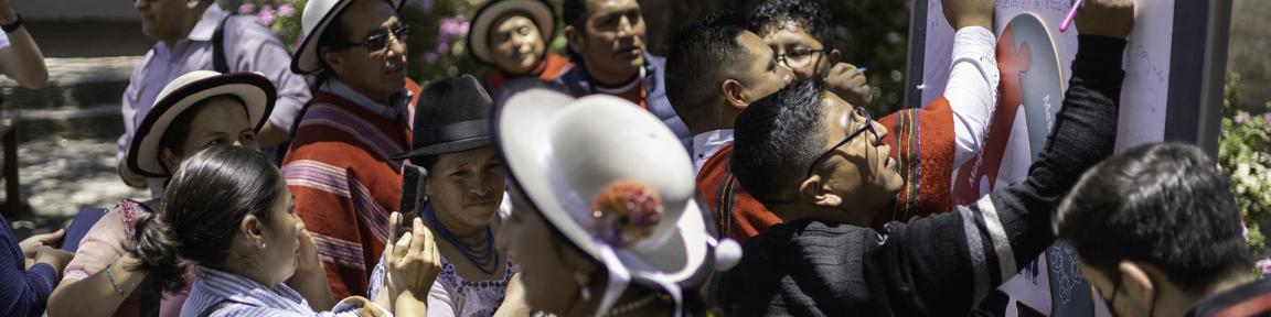 Menschen schreiben auf Plakatwände.