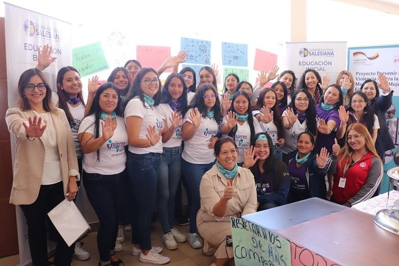 Estudiantes y docentes de educación que implementan las metodologías y campaña de prevención de la violencia contra las mujeres como parte de su formación profesional.