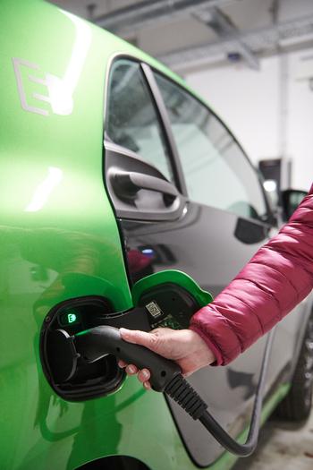 An electric car is charged. Copyright: GIZ