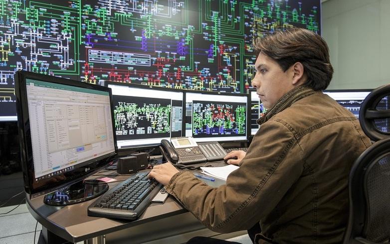 gizIMAGE_employee-checks-the-operation-of-distribution-networks