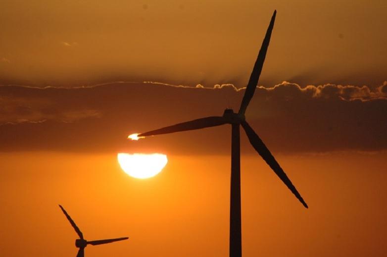 Éoliennes au coucher du soleil. Droits d’auteur : GIZ