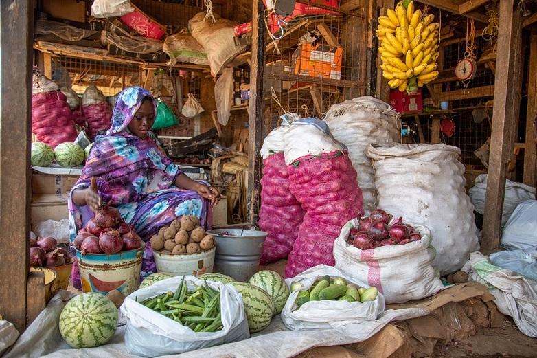 Eine Frau verkauft Gemüse auf einem Markt in Dschuba im Südsudan.