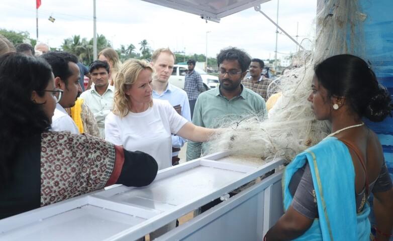 Bundesumweltministerin Steffi Lemke spricht bei ihrem Besuch in Indien im Juli 2023 mit Einheimischen über Abfallmanagement und die Förderung von Alternativen zu Einwegplastik.