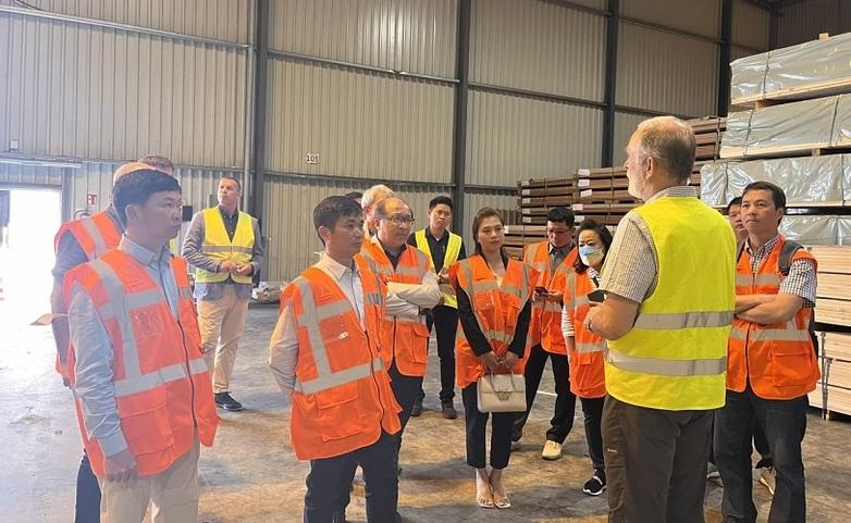 Teilnehmer*innen einer Studienreise nach Großbritannien und in andere europäische Länder besuchen eine Holzimportfirma und ihr Holzlager in Deutschland.