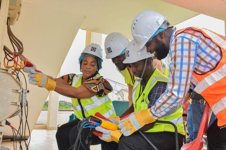 Technical staff from electricity supply companies learn how to use power quality analysers in a training session. Copyright: GIZ