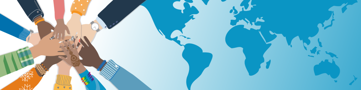 Eine Grafik zeigt viele unterschiedliche Hände die einen Stapel bilden vor einer blauen Weltkarte.