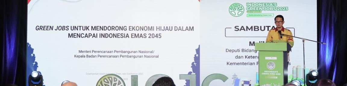 Bappenas-Vizeminister Maliki steht an einem Pult auf einer Bühne und eröffnet die Green Jobs Conference im Dezember 2023.