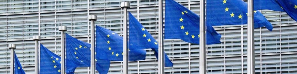 EU-Flaggen wehen vor der Europäischen Kommission.