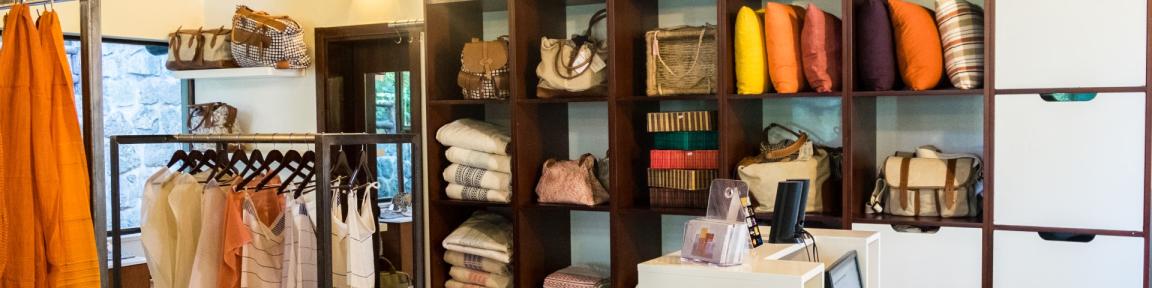 Ein Ladengeschäft mit Kleidern und Taschen. © GIZ/Yonas Tadesse