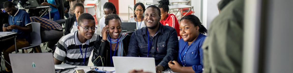 Studierende an einem Notebook.