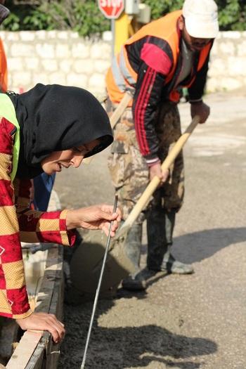 A man and woman work on a construction site.  © Eliana-Keshawty