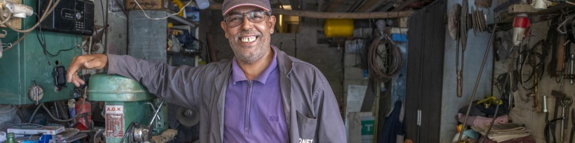 Un homme debout dans un petit atelier