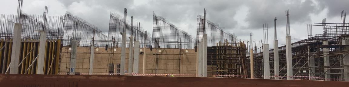 Ein im Bau befindliches großes Gebäude, umgeben von zahlreichen Gerüsten.